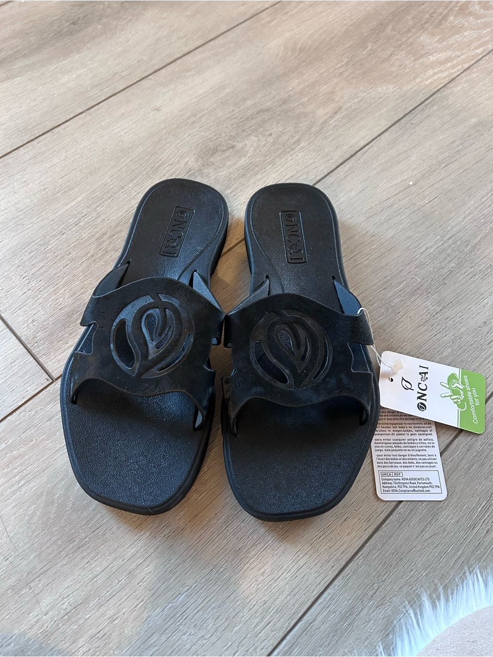 NWT ONCAI Black Cutout Logo Comfort Slide Sandals Casual Walking Supportive